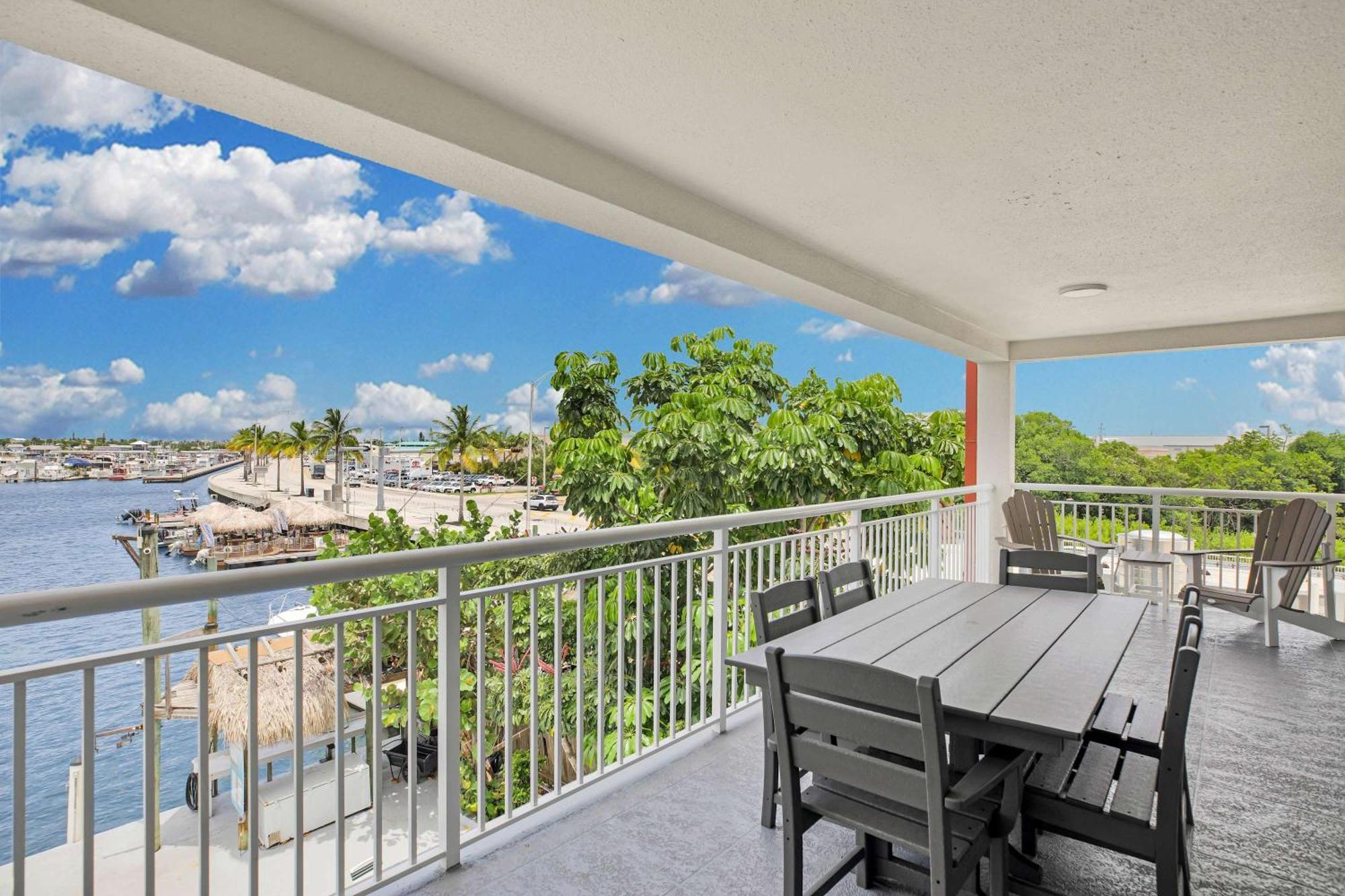 Eleuthera - 2X2 Fully Updated Old Town Waterfront Corner Condo Кі-Вест Екстер'єр фото