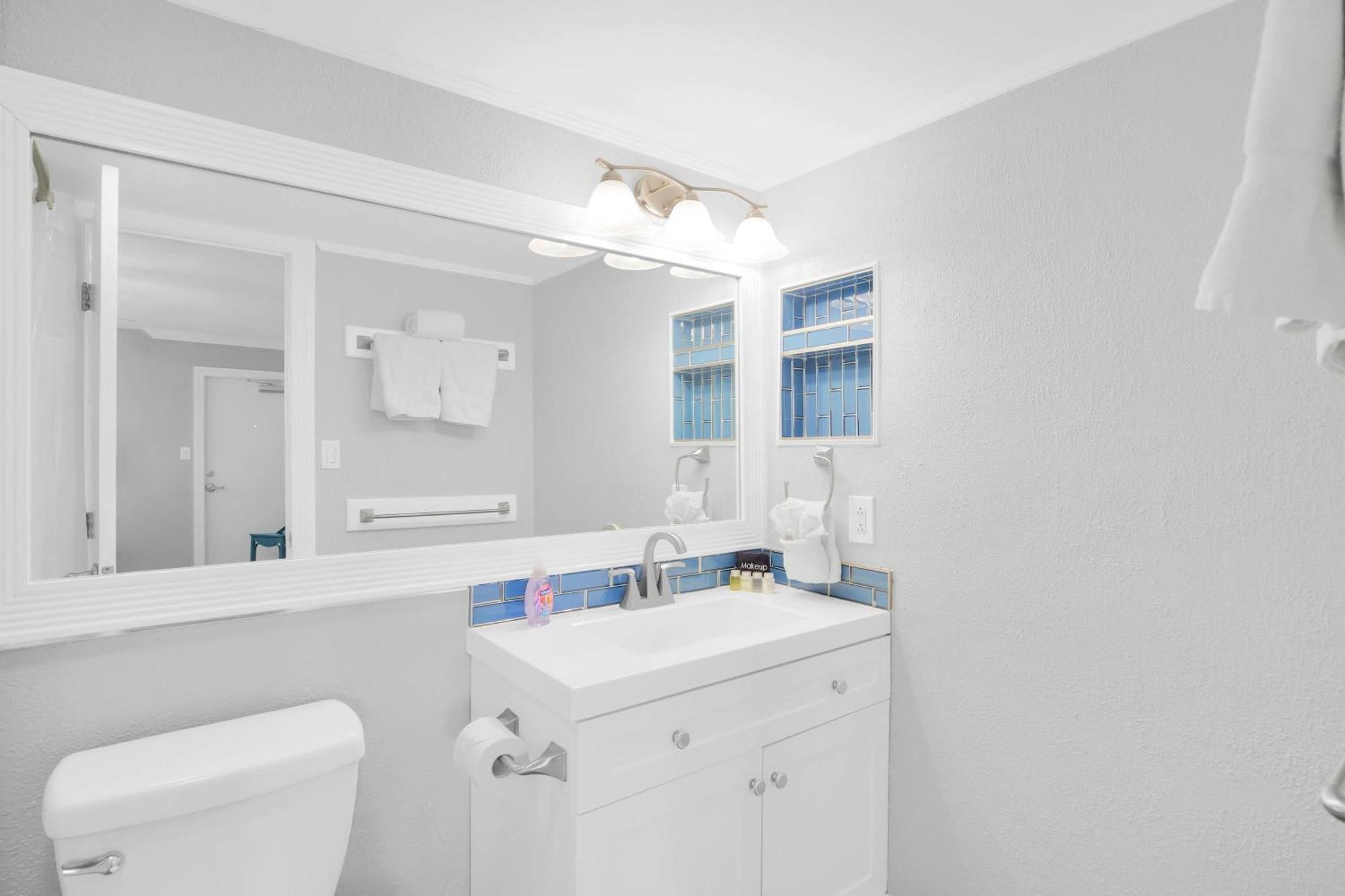 Eleuthera - 2X2 Fully Updated Old Town Waterfront Corner Condo Кі-Вест Екстер'єр фото
