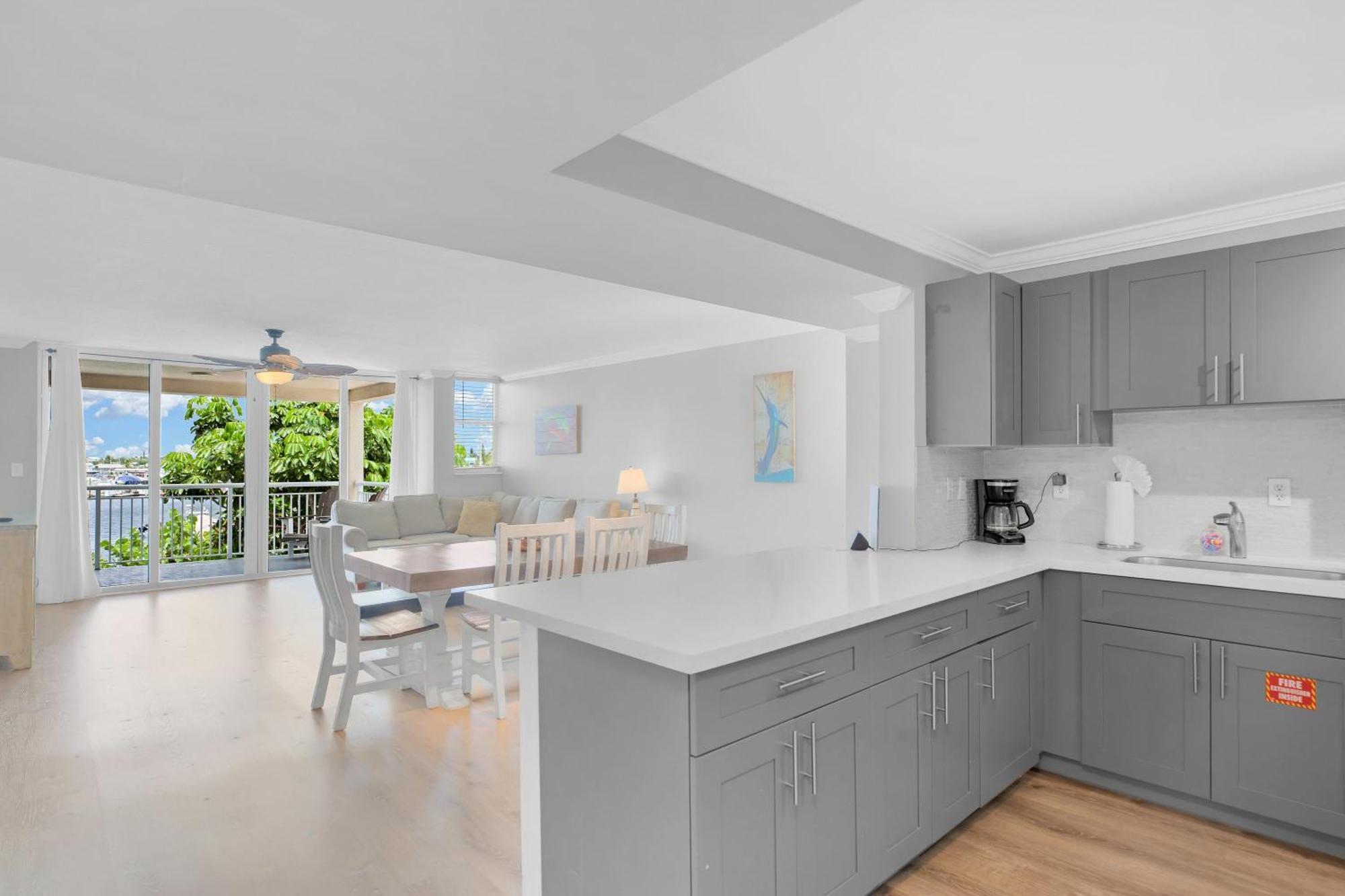 Eleuthera - 2X2 Fully Updated Old Town Waterfront Corner Condo Кі-Вест Екстер'єр фото